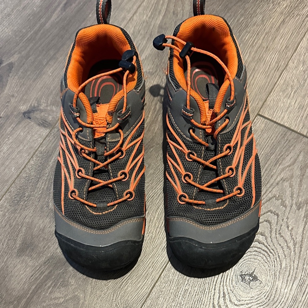Keen Youth Orange and Black shoes size 5